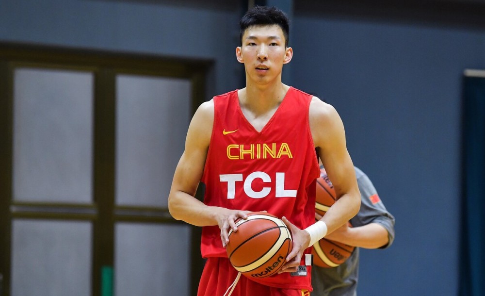 中国男篮小将周琦大放异彩，成为球迷新宠，未来可期