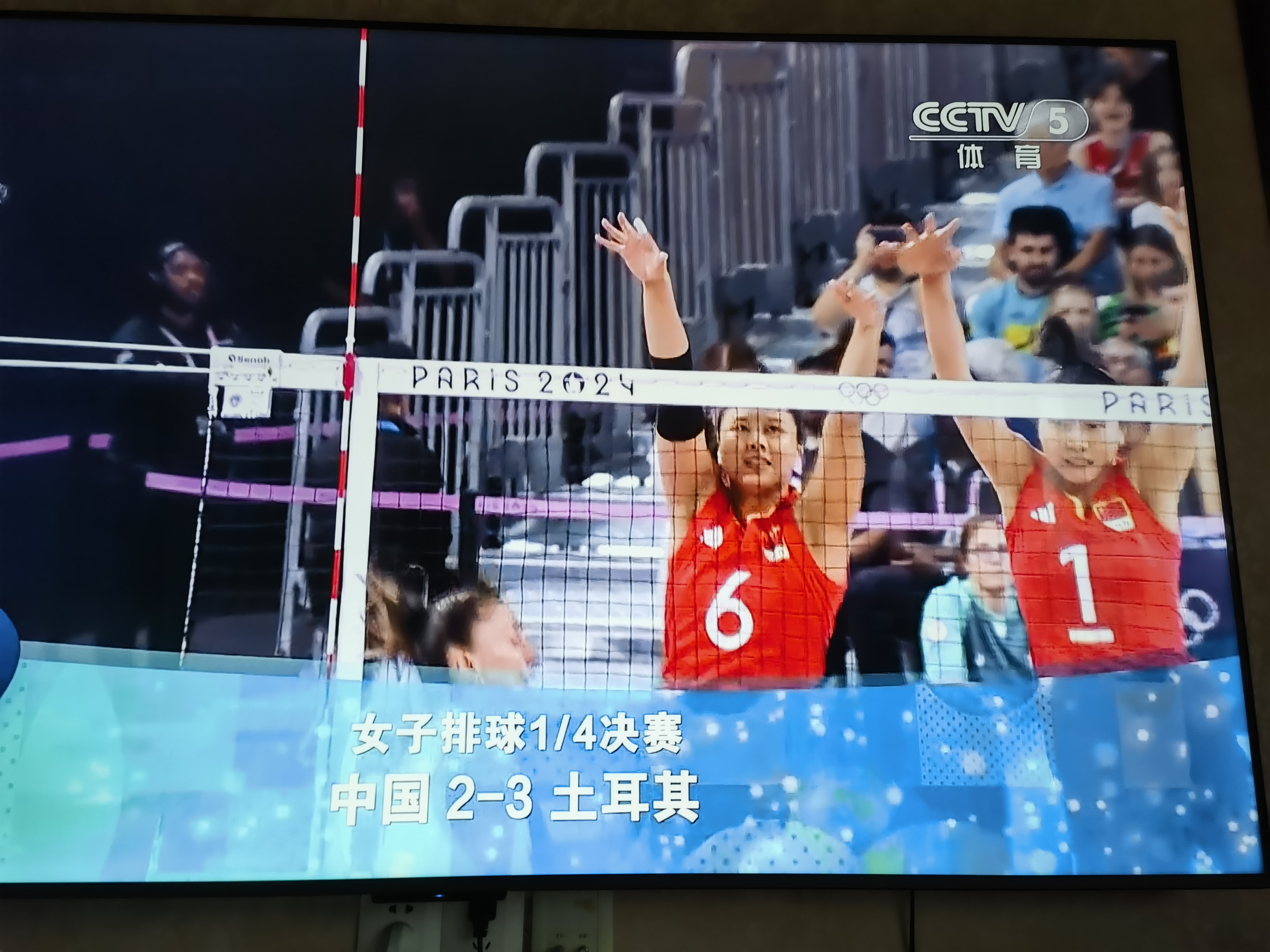 赛场上球员的拼搏精神感染了在场观众